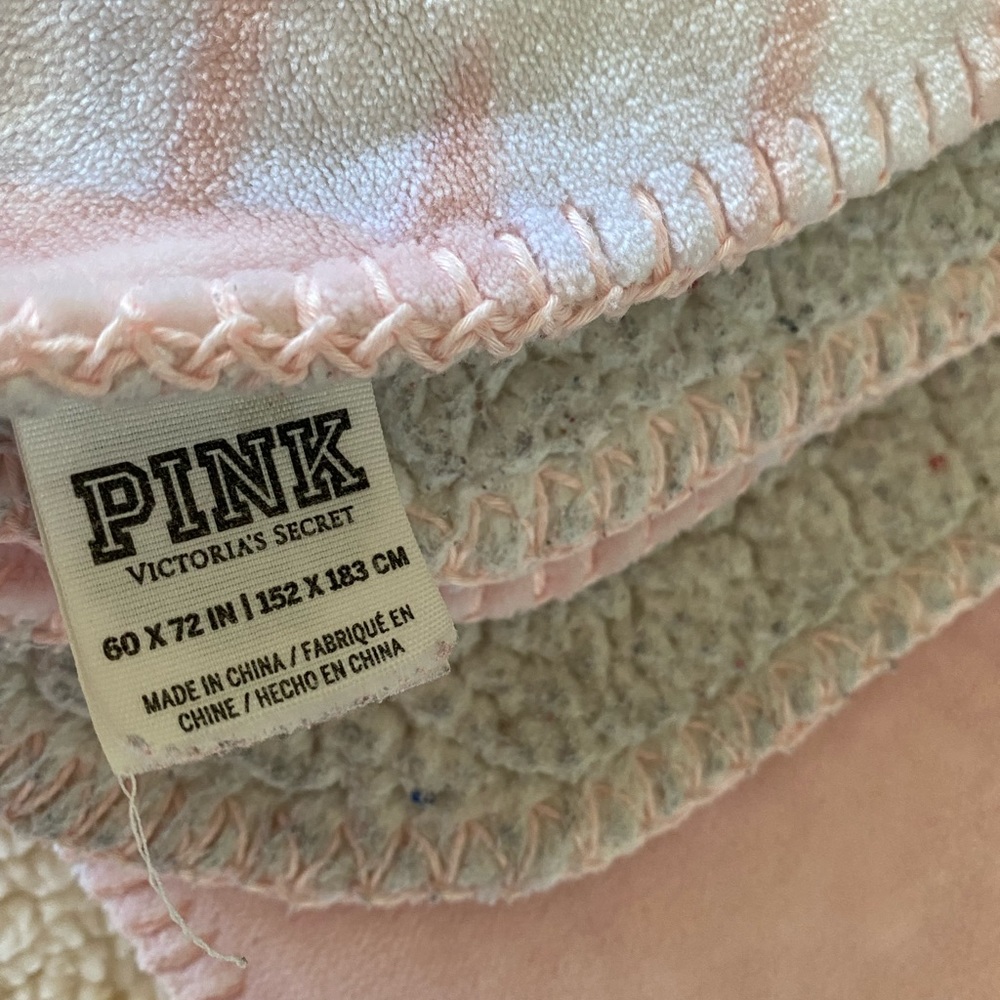 VS Pink blanket - Picture 4 of 5